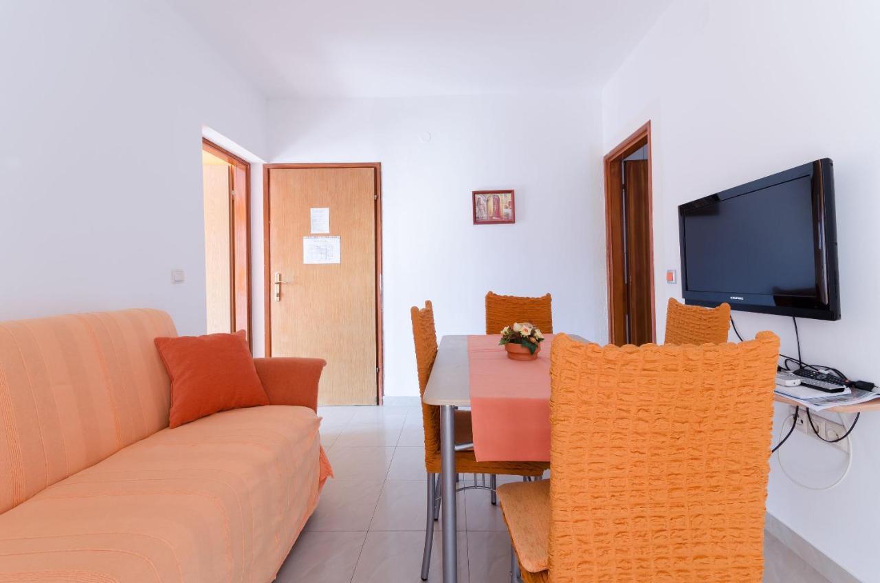 Helena Apartment *