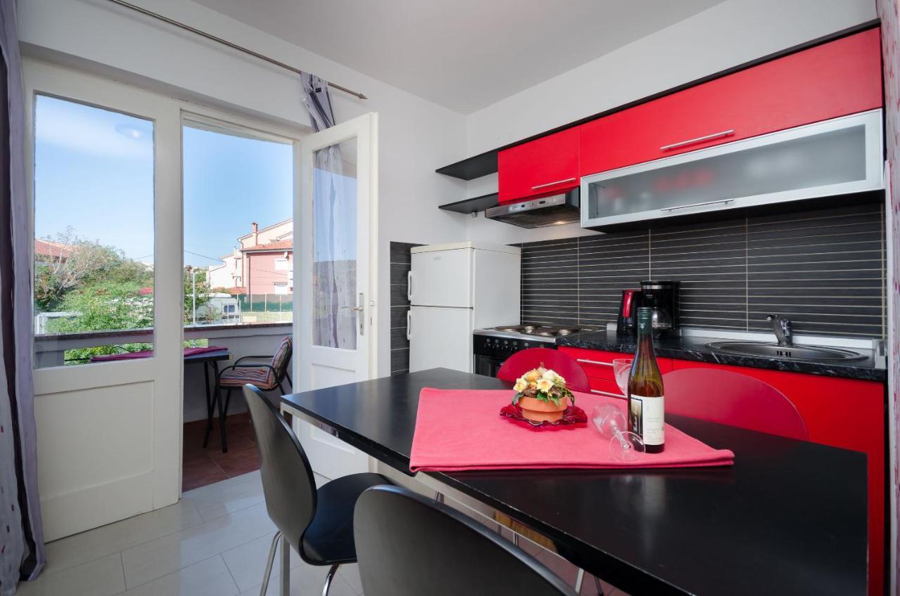 Helena Apartment *